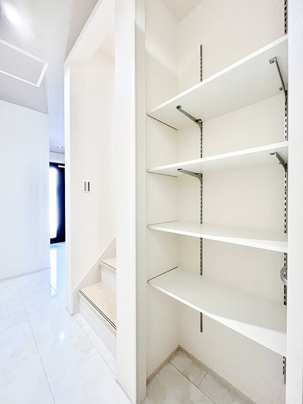 【収納】掃除用具や生活雑貨の保管に便利な廊下収納