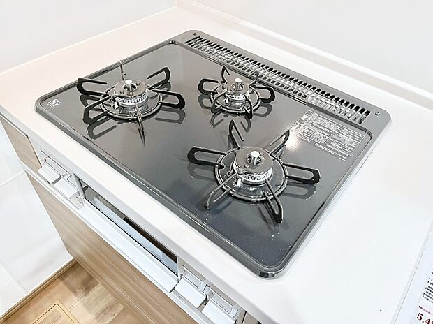 【Ｓｉセンサーコンロ】ガスコンロはＳｉセンサー搭載。火力調節や焦げ付き・消し忘れも防いでくれます。