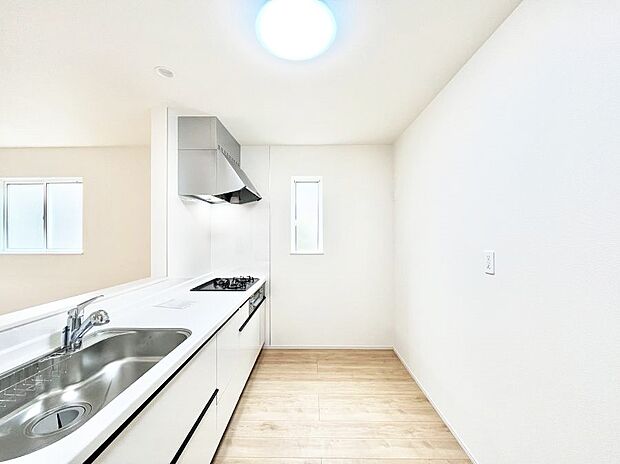 【キッチン】爽やかな風が通り抜けるキッチン。窓があるので明るく換気にも役立ちます。