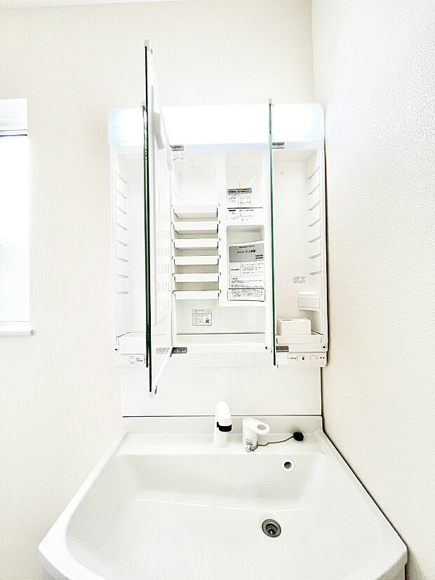 【三面鏡裏収納】三面鏡の裏に、化粧品や衛生用品などを収納可能。洗面台をすっきりと保ちます！