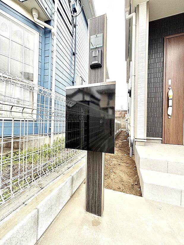 【その他現地】シンプルデザインのポスト。