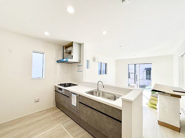 【ダイニングキッチン】料理をしながらご家族との会話を楽しめる対面カウンターキッチン