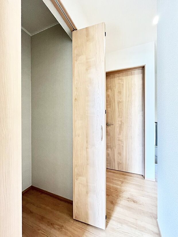 【廊下収納】廊下収納。掃除道具や季節の小物を収納することができます。