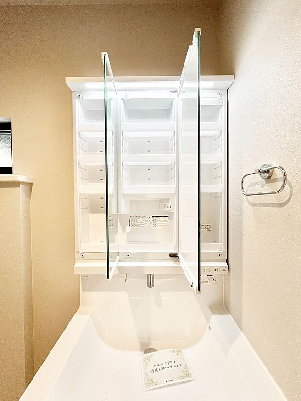 【三面鏡裏収納】三面鏡の裏に、化粧品や衛生用品などを収納可能。洗面台をすっきりと保ちます!