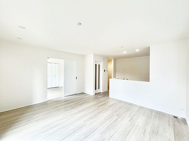 【リビングダイニング】隣接の洋室を開放すればさらに広々空間に