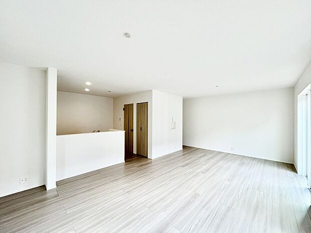 【リビングダイニング】家族団らんの時間も増えそうなくつろぎのリビングダイニング。