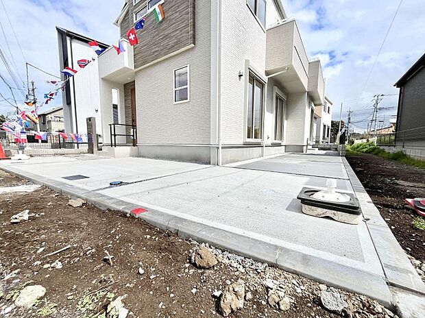 【駐車場】2台(車種による)駐車可!ご家族みんなの自転車も置ける広々カースペース。