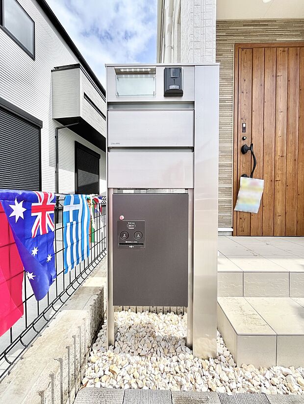 【その他現地】表札・インターホン・ポスト・宅配BOXをひとつに集約。エントランスになじむシンプルデザイン。