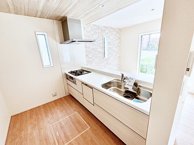 【ダイニングキッチン】ポップアップ天井が素敵なキッチン!窓があるので採光もとれ換気にも役立ちます。