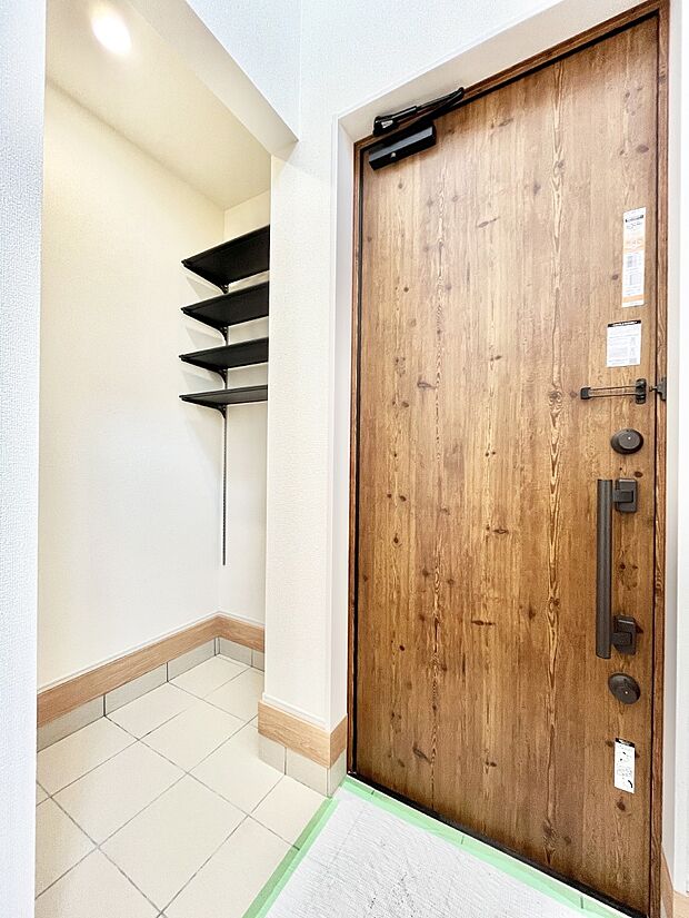 【収納】可動棚がついた土間収納。雨具やベビーカー・外遊び道具などが置けるので便利ですね。