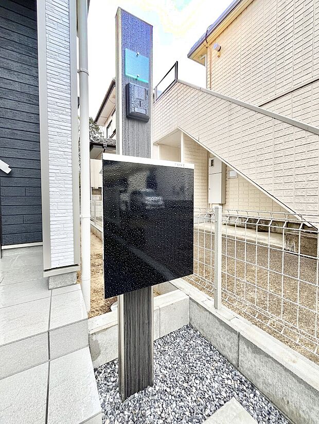 【その他現地】シンプルデザインのポスト。