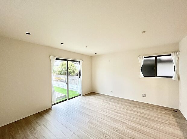 【ダイニング】明るい陽光が注ぎ、寛ぎの雰囲気に満たされるダイニング。