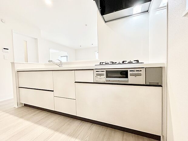 【ダイニングキッチン】ゆとりあるキッチンではご家族と楽しくお料理ができます。