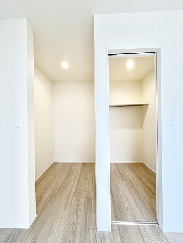 【ウォークインクローゼット】フリースペース、ウォークインクローゼット付きで生活空間を広く利用できます