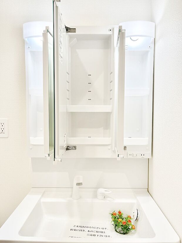 【三面鏡裏収納】三面鏡の裏に、化粧品や衛生用品などを収納可能。洗面台をすっきりと保ちます!