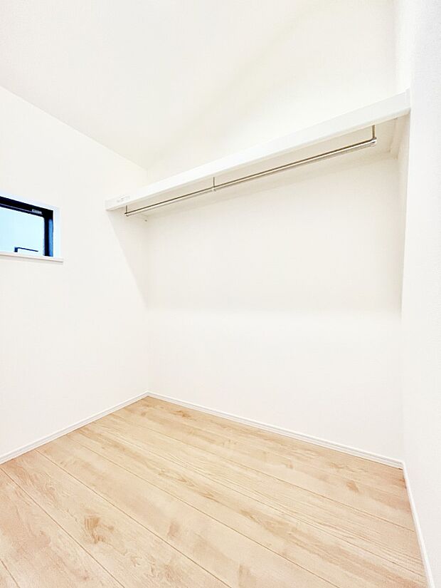 【ウォークインクローゼット】衣類をハンガーに掛けたまま収納できるWIC。衣類の整理整頓がしやすくて便利です!