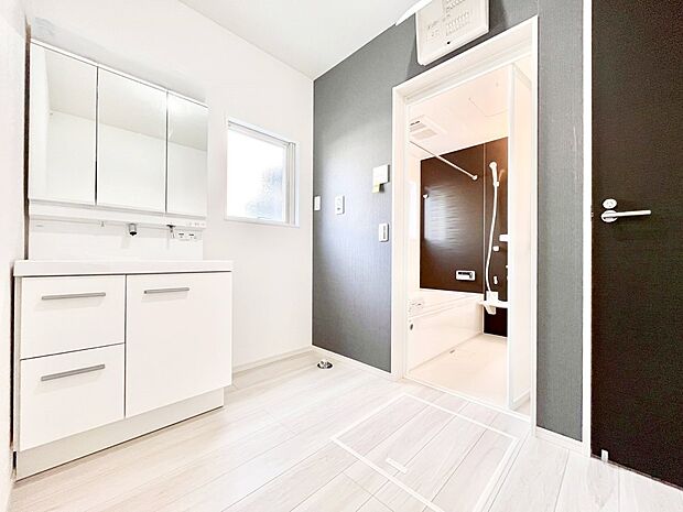 【脱衣場】清潔感ある洗面化粧室で朝の身支度も快適