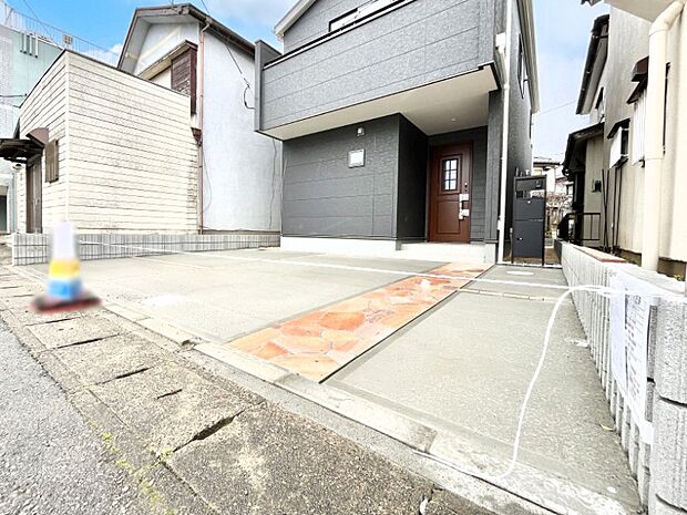 【駐車場】来客時やセカンドカーに便利!ゆとりあるカースペースは3台駐車可です。