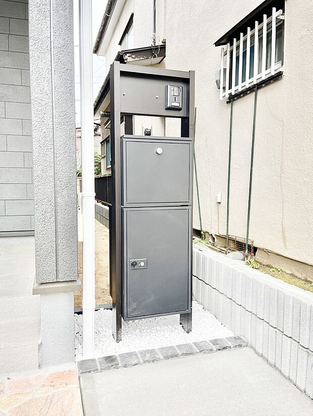 【その他現地】表札・インターホン・ポスト・宅配BOXが一体型となったシンプルデザインの門柱