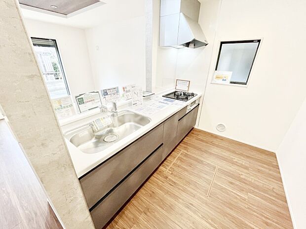 【ダイニングキッチン】ご家族の会話弾む対面キッチン。お料理中のパパママもご家族と過ごす時間が増えそう!