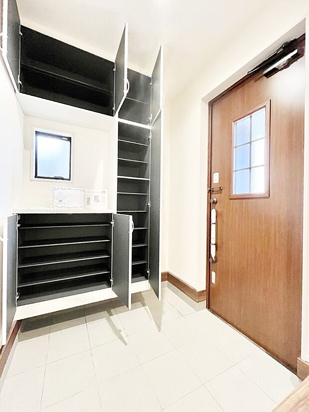 【収納】散らかりがちな玄関もスッキリ!ご家族の靴もたっぷり収納できる玄関収納付きです。