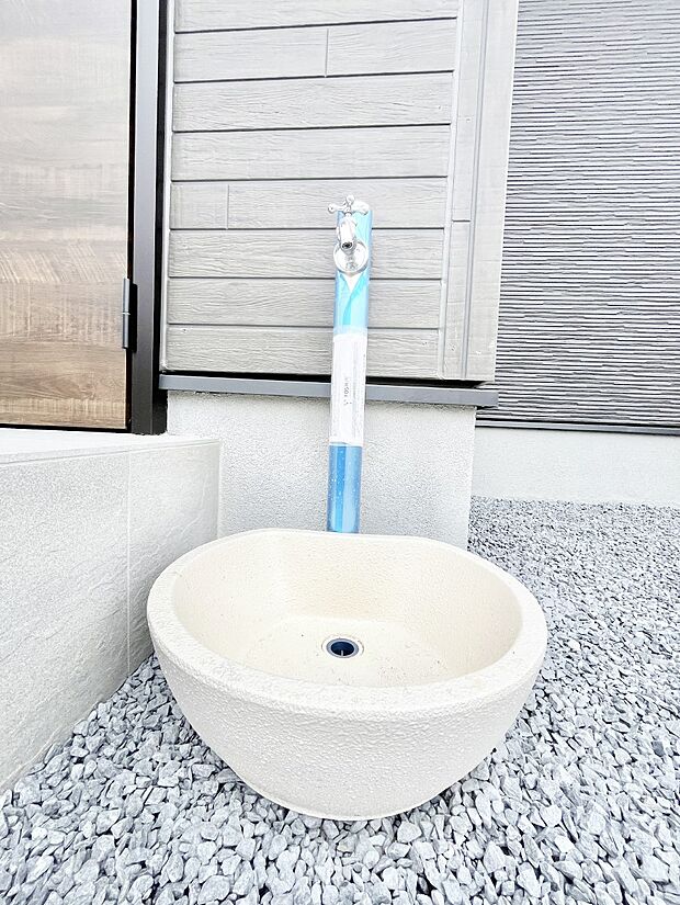 【その他現地】外水栓があると、庭のお手入れやちょっとした手洗い・洗車に便利です！ 　