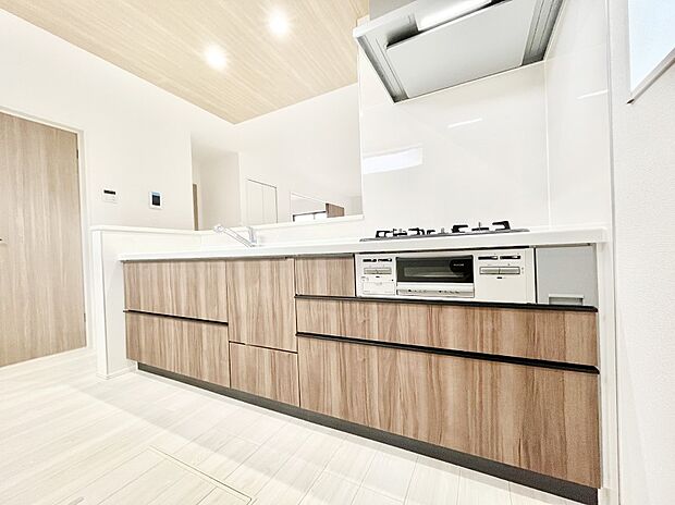 【ダイニングキッチン】料理をしながらでもご家族との会話を楽しめる対面キッチン　