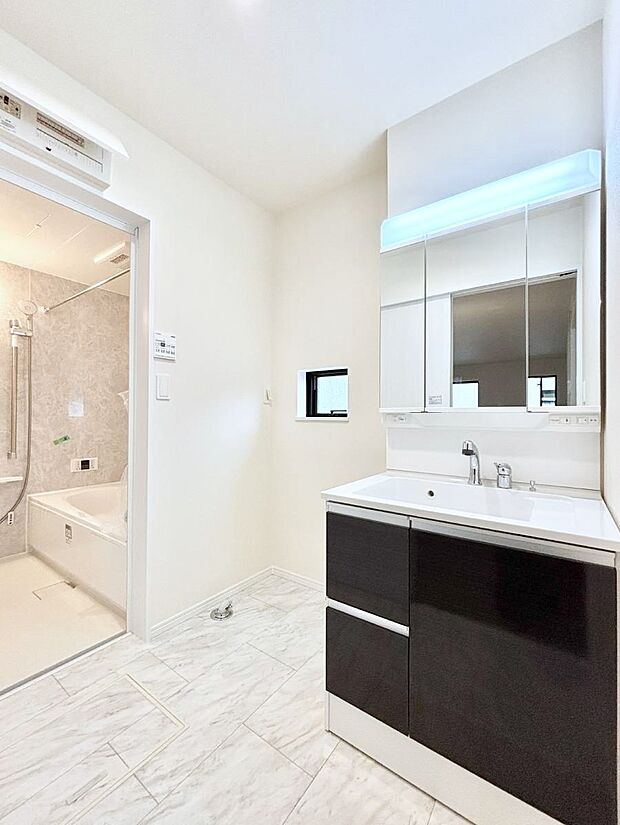 【脱衣場】小窓がついているので湿気の多い場所でも換気が十分行えます。毎日の身支度を気持ち良く!