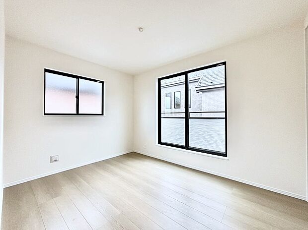 【寝室】明るいバルコニーサイドに洋室を設置。目覚めの良い寝室に。 