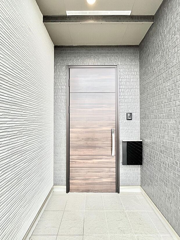 【玄関】大切な家族、来客を出迎える玄関。