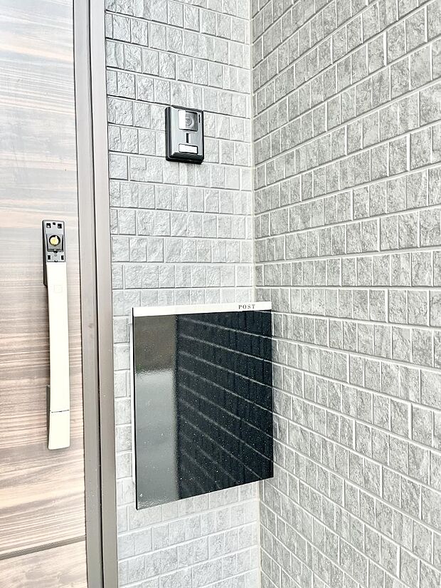 【その他現地】シンプルデザインのポスト。