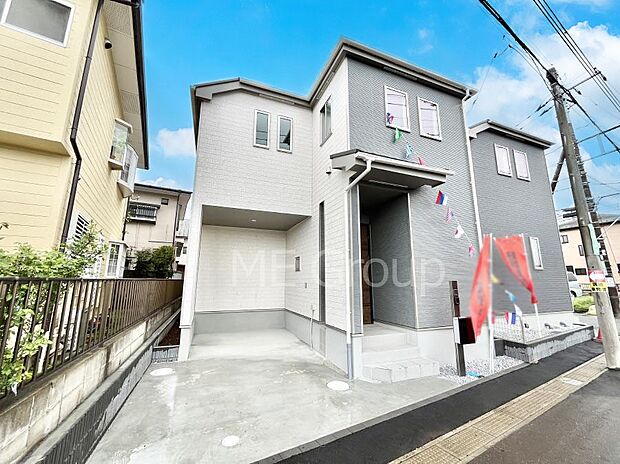 【現地外観写真】暮らしやすさと居心地の良さにこだわったシンプルで飽きのこないデザイン ！