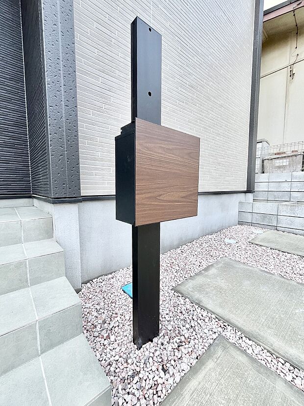 【その他現地】表札・インターホン・ポストをひとつに集約。エントランスになじむシンプルデザイン。