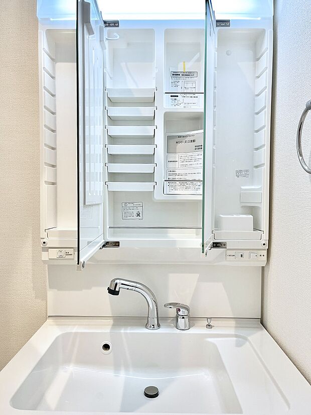 【三面鏡裏収納】三面鏡の裏に、化粧品や衛生用品などを収納可能。洗面台をすっきりと保ちます!