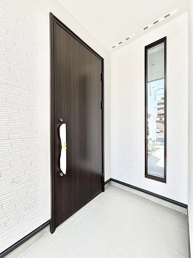 【玄関】玄関前は雨が降っても濡れにくい屋根付き