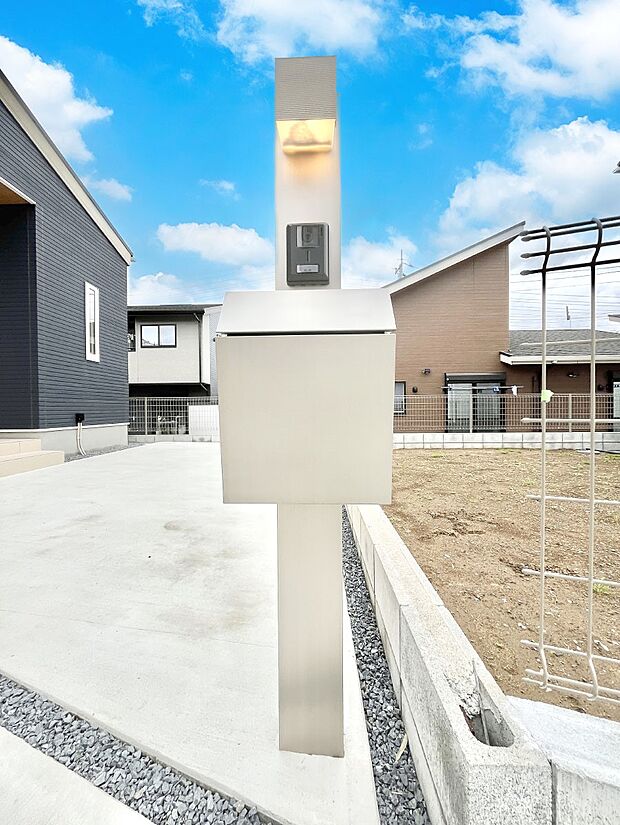 【その他現地】シンプルデザインのポスト。