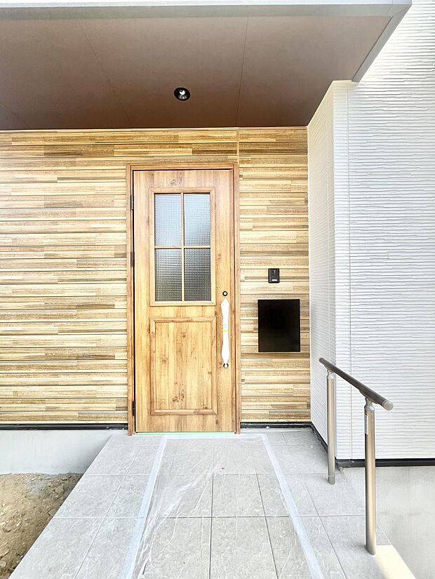 【玄関】大切な家族、来客を出迎える玄関。