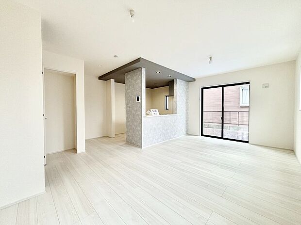 【リビングダイニング】家族団らんの時間も増えそうなくつろぎのリビングダイニング。