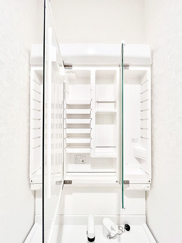 【三面鏡裏収納】三面鏡の裏に、化粧品や衛生用品などを収納可能。洗面台をすっきりと保ちます!