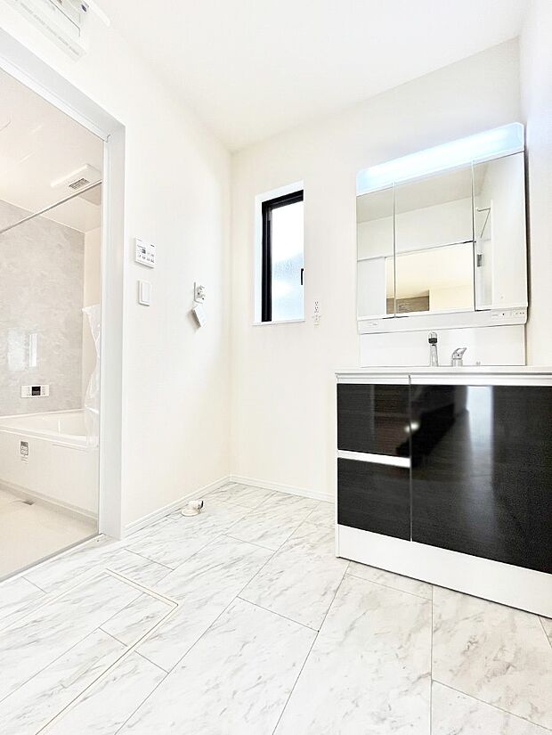 【脱衣場】身支度もスムーズにおこなえる脱衣場。