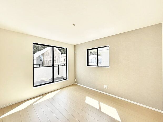 【寝室】使いやすい形でベットや家具の置き方にも困ることもありません。