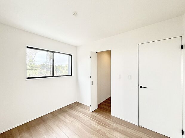 【寝室】ウォークインクローゼットがあるお部屋。季節ごとの入れ替えも不要で便利です!