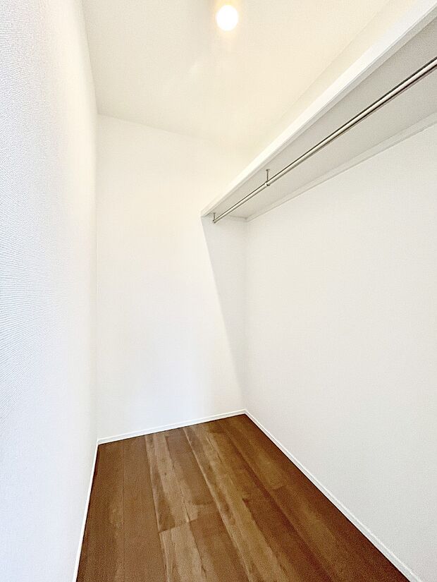 【ウォークインクローゼット】ウォークインクローゼット付きで生活空間を広く利用できます。