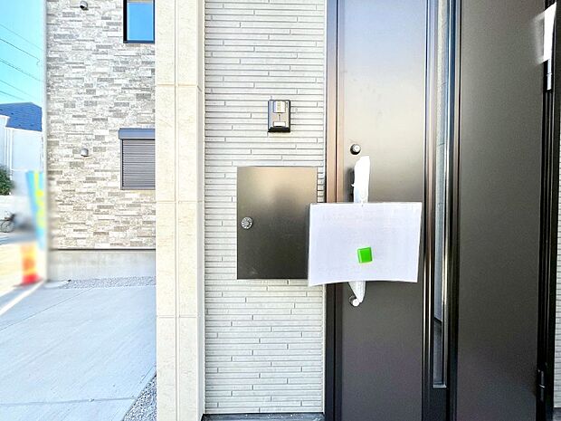 【その他現地】シンプルデザインのポスト。