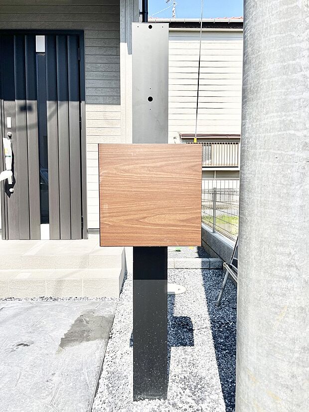 【その他現地】シンプルデザインのポスト。