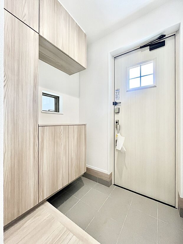 【玄関】明るい玄関はお客様をお出迎えするのにぴったりです!