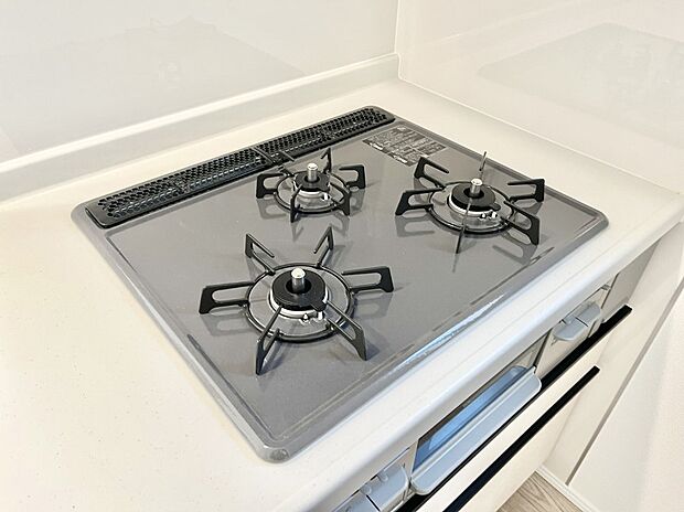 【Siセンサーコンロ】ガスコンロはSiセンサー搭載。火力調節や焦げ付き・消し忘れも防いでくれます。