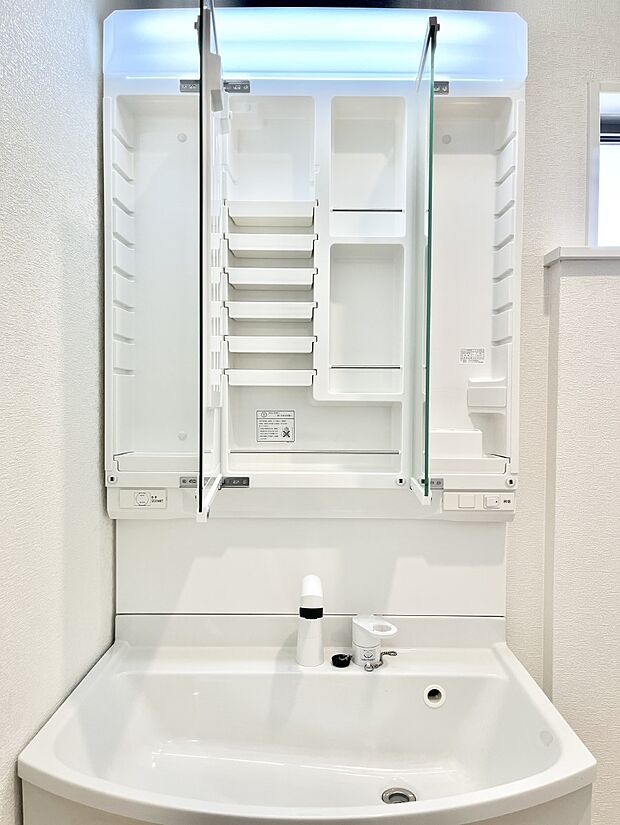 【三面鏡裏収納】三面鏡の裏に、化粧品や衛生用品などを収納可能。洗面台をすっきりと保ちます!