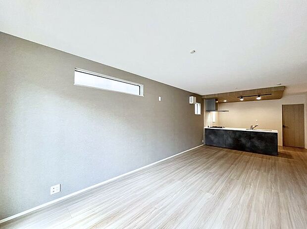 【リビングダイニング】明るい陽光が注ぎ、寛ぎの雰囲気に満たされるリビング・ダイニング。