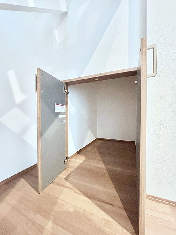 【階段下収納】日用品のストックや水などの備蓄に使える階段下収納。